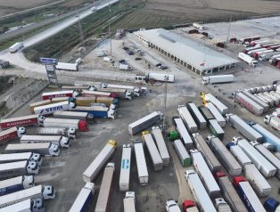 İpsala Sınır Kapısı TIR Geçişlerine Kapatıldı: Yunan Çiftçi Grevi Taşımayı Durdurdu